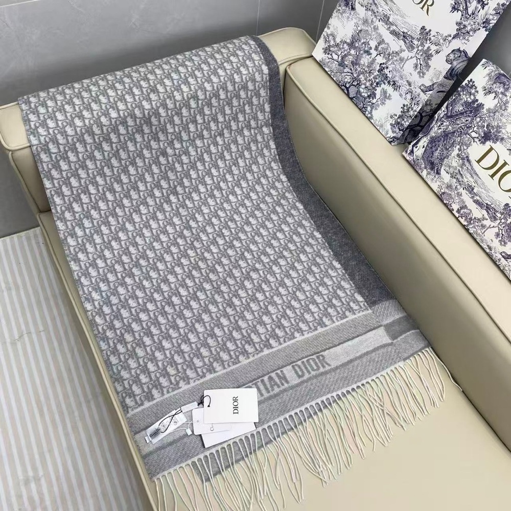Dior Men's Scarf in Gray and Cream - Picture 4 of 10